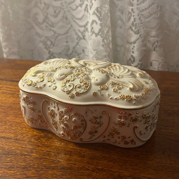 Music Box - Picture 5 of 8